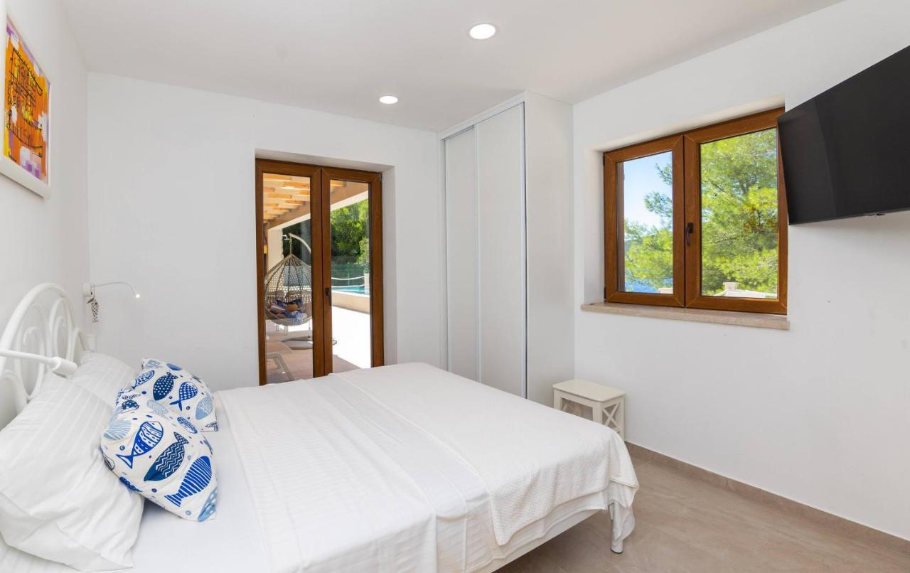 Beachfront Villa Brulupes In Secluded Bay Konstari Esterno foto